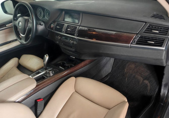 Подержанный автомобиль BMW X5 2012 года (10 фото)