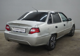 Подержанный автомобиль Daewoo Nexia Sedan 2009 года (8 фото)