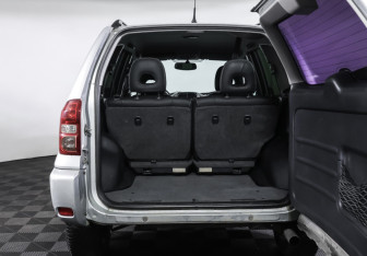 Подержанный автомобиль Toyota RAV4 2004 года (10 фото)