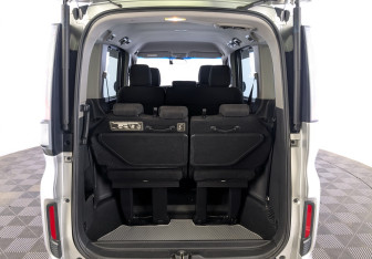 Подержанный автомобиль Honda Stepwgn 2018 года (10 фото)