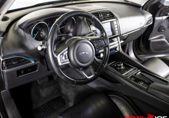 Подержанный автомобиль Jaguar F-Pace 2017 года (21 фото)