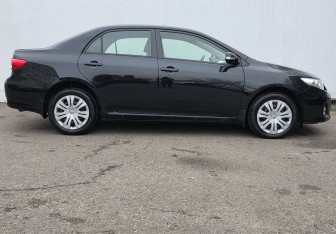 Подержанный автомобиль Toyota Corolla Sedan 2011 года (4 фото)