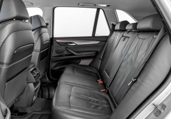 Подержанный автомобиль BMW X5 2015 года (12 фото)