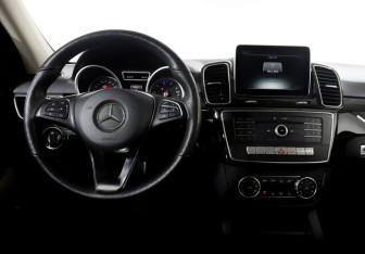 Подержанный автомобиль Mercedes-Benz GLE 2015 года (22 фото)