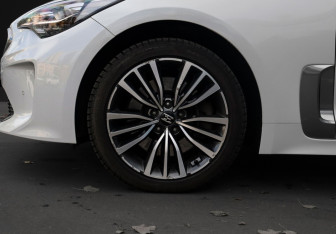 Подержанный автомобиль Kia Stinger 2018 года (32 фото)