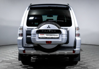 Подержанный автомобиль Mitsubishi Pajero 2013 года (6 фото)