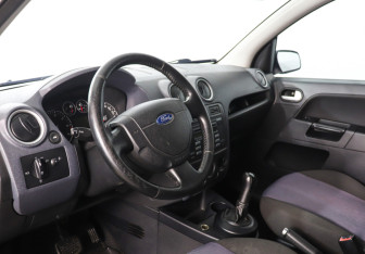 Подержанный автомобиль Ford Fusion 2006 года (13 фото)