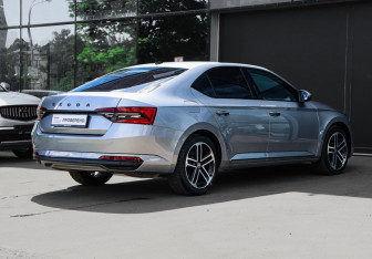 Подержанный автомобиль Skoda Superb Liftback 2024 года (4 фото)