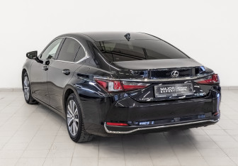 Подержанный автомобиль Lexus ES 2021 года (7 фото)