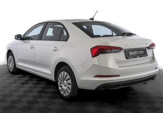 Подержанный автомобиль Skoda Rapid Liftback 2021 года (7 фото)