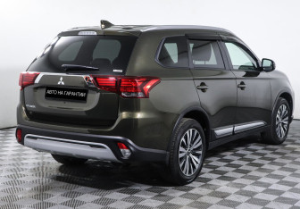 Подержанный автомобиль Mitsubishi Outlander 2021 года (3 фото)