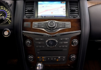 Подержанный автомобиль Infiniti QX80 2017 года (15 фото)