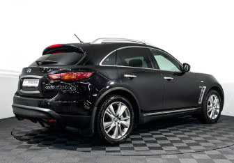 Подержанный автомобиль Infiniti QX70 2015 года (5 фото)