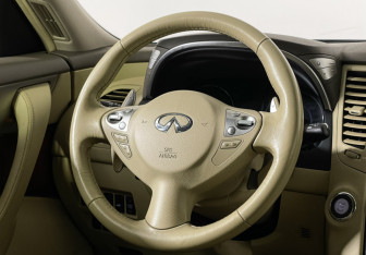 Подержанный автомобиль Infiniti QX70 2014 года (14 фото)