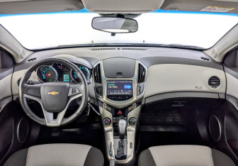 Подержанный автомобиль Chevrolet Cruze Hatchback 2015 года (14 фото)