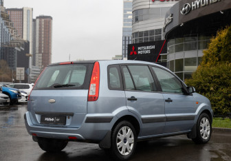 Подержанный автомобиль Ford Fusion 2008 года (4 фото)