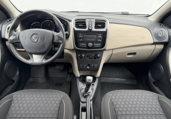 Подержанный автомобиль Renault Logan Sedan 2015 года (9 фото)