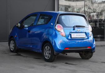 Подержанный автомобиль Chevrolet Spark 2011 года (6 фото)