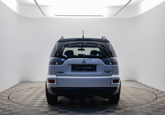 Подержанный автомобиль Mitsubishi Outlander 2011 года (6 фото)