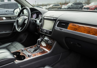 Подержанный автомобиль Volkswagen Touareg 2012 года (9 фото)