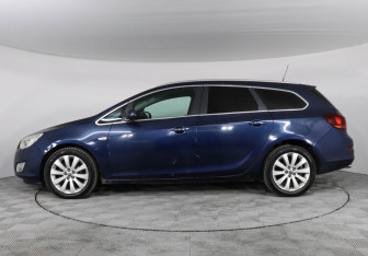 Подержанный автомобиль Opel Astra Wagon 2012 года (8 фото)