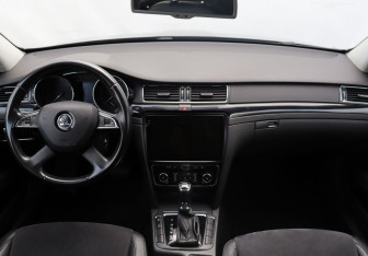 Подержанный автомобиль Skoda Superb Liftback 2013 года (14 фото)