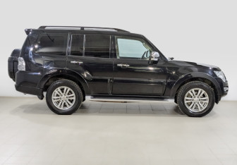 Подержанный автомобиль Mitsubishi Pajero 2017 года (4 фото)
