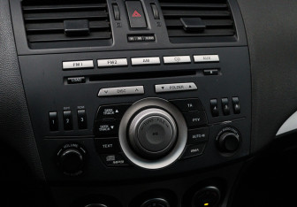 Подержанный автомобиль Mazda 3 Sedan 2011 года (18 фото)