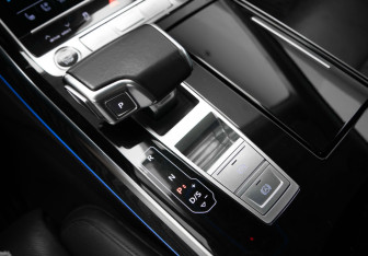 Подержанный автомобиль Audi A8 2022 года (19 фото)