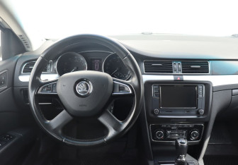 Подержанный автомобиль Skoda Superb Liftback 2013 года (14 фото)