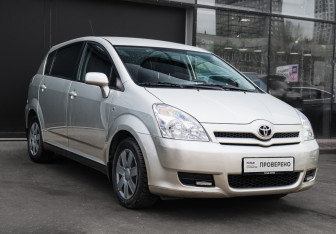 Подержанный автомобиль Toyota Corolla Verso 2006 года (3 фото)