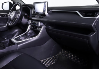 Подержанный автомобиль Toyota RAV4 2021 года (10 фото)