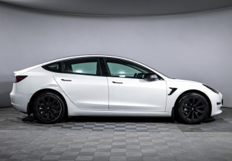 Подержанный автомобиль Tesla Model 3 2021 года (4 фото)