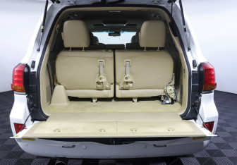 Подержанный автомобиль Lexus LX 2011 года (9 фото)