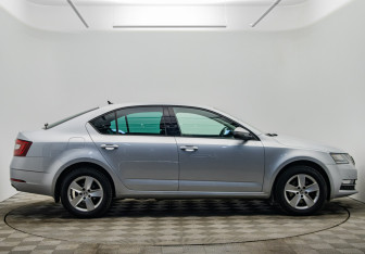 Подержанный автомобиль Skoda Octavia Liftback 2019 года (4 фото)