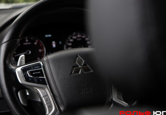 Подержанный автомобиль Mitsubishi Pajero Sport 2017 года (13 фото)