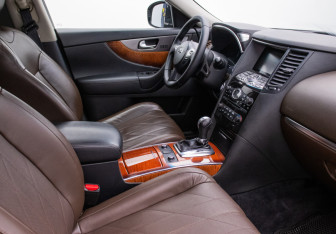 Подержанный автомобиль Infiniti QX70 2016 года (9 фото)