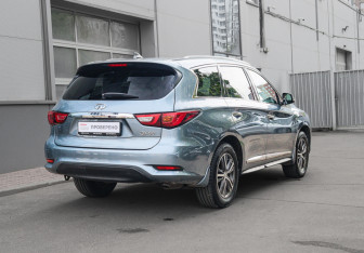 Подержанный автомобиль Infiniti QX60 2017 года (4 фото)