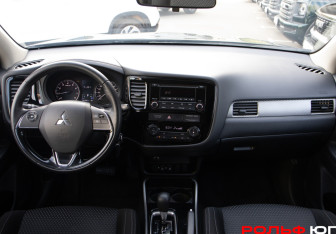 Подержанный автомобиль Mitsubishi Outlander 2018 года (11 фото)