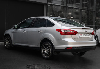 Подержанный автомобиль Ford Focus Sedan 2011 года (6 фото)