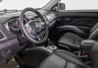 Подержанный автомобиль Mitsubishi Outlander 2008 года (10 фото)