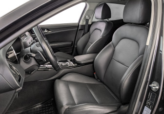 Подержанный автомобиль Kia Stinger 2023 года (20 фото)