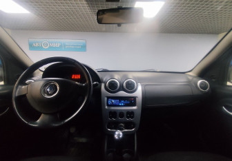 Подержанный автомобиль Renault Sandero 2011 года (13 фото)