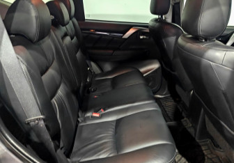 Подержанный автомобиль Mitsubishi Pajero Sport 2017 года (10 фото)