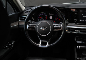 Подержанный автомобиль Kia K5 2021 года (11 фото)