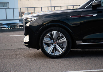 Подержанный автомобиль Hongqi E-HS9 2021 года (32 фото)