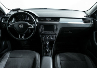 Подержанный автомобиль Skoda Rapid Liftback 2015 года (6 фото)