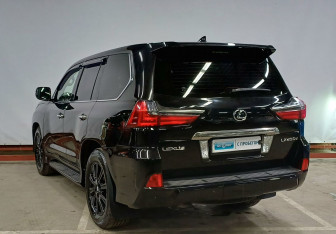 Подержанный автомобиль Lexus LX 2016 года (7 фото)
