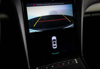 Подержанный автомобиль Hongqi H5 2023 года (17 фото)