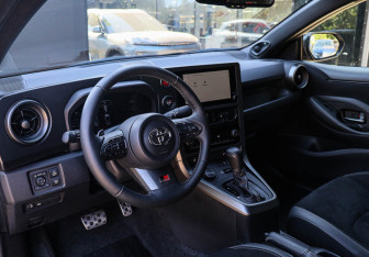 Подержанный автомобиль Toyota Yaris Hatchback 2024 года (12 фото)
